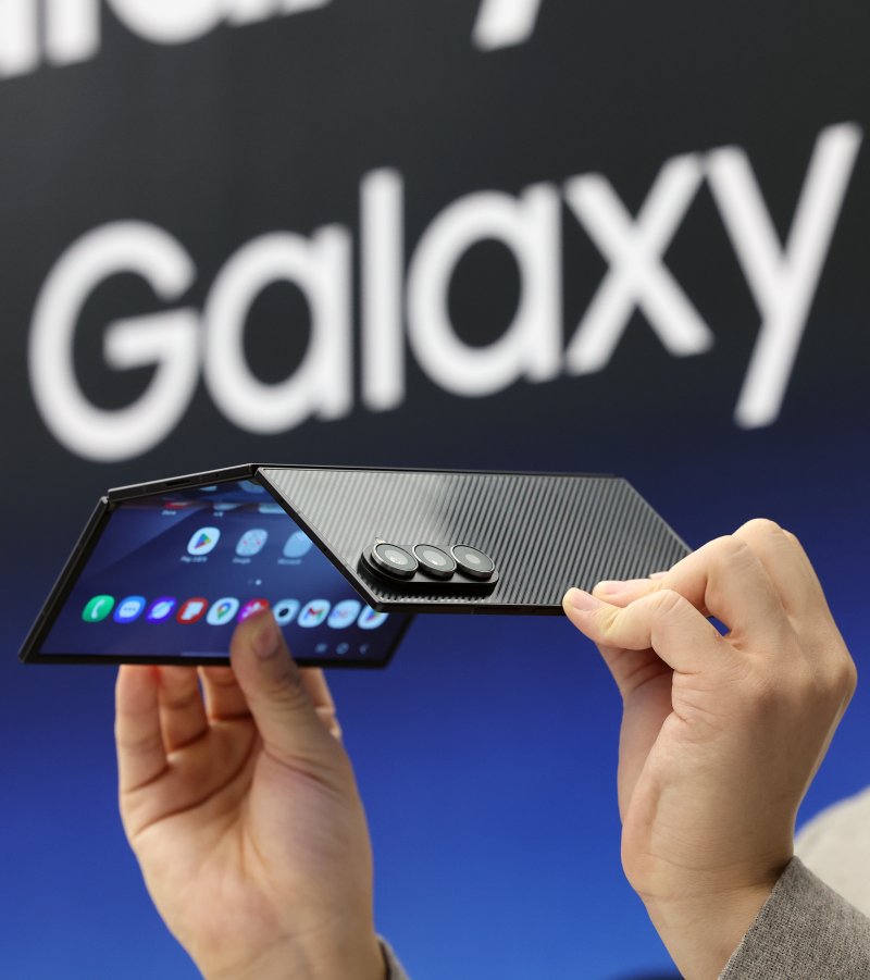 2일 서울 서초구 삼성 강남에서 열린 '삼성전자 갤럭시Z 트라이폴드 출시 미디어데이'에서 모델들이 갤럭시Z트라이폴드를 선보이고 있다. 2025.12.2/뉴스1 ⓒ News1 이호윤 기자