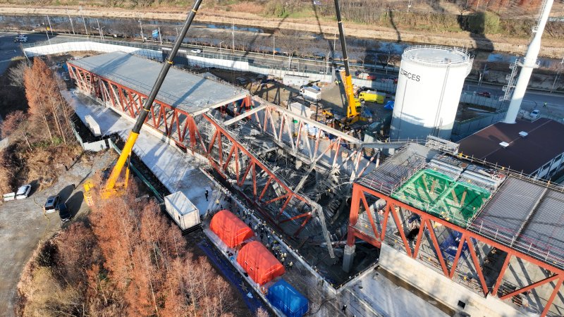 [광주=뉴시스] 광주시소방본부가 12일 오전 광주 서구 치평동 광주대표도서관 붕괴사고 현장에서 매몰 노동자 구조 작업을 진행하고 있다. (사진 = 광주시소방본부 제공) 2025.12.12.photo@newsis.com