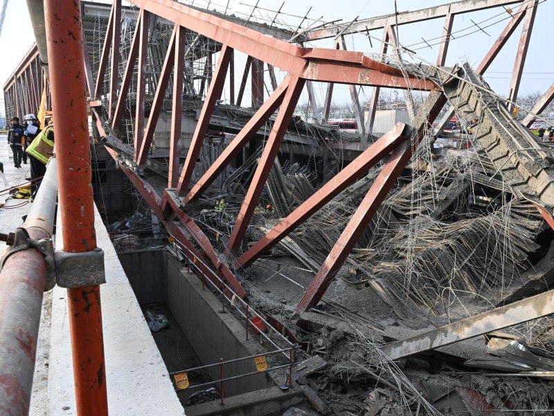 [광주=뉴시스] 이현행 기자 = 11일 오후 광주 서구 치평동 광주대표도서관 건설 현장에서 콘크리트 타설 작업 중 구조물 붕괴 사고가 나 소방 당국이 매몰된 것으로 추정되는 작업자를 구조 하고 있다. 2025.12.11. lhh@newsis.com