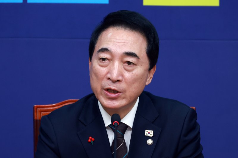 [서울=뉴시스] 고승민 기자 = 박수현 더불어민주당 수석대변인이 14일 서울 여의도 국회에서 현안 기자간담회를 하고 있다. 2025.12.14. kkssmm99@newsis.com