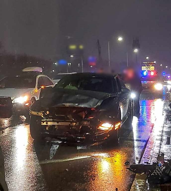 지난 13일 오후 6시 55분께 부산 삼락생태공원 앞 강변대로에서 차량 역주행 3중 충돌이 발생해 3명이 부상을 입는 사고가 났다. 사진은 사고 현장. 부산경찰청·사상경찰서 제공