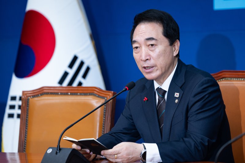 박수현 더불어민주당 수석대변인이 14일 서울 여의도 국회에서 기자간담회를 열고 모두 발언을 하고 있다. 2025.12.14/뉴스1 ⓒ News1 유승관 기자