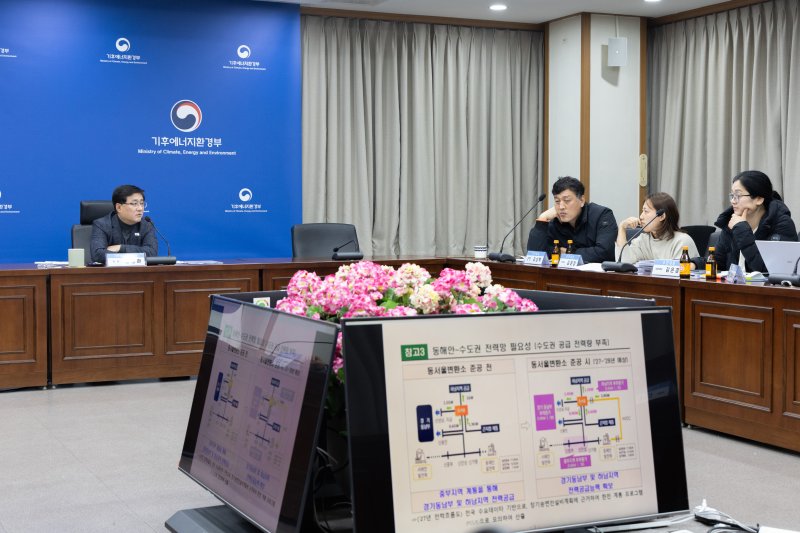 [서울=뉴시스] 김진아 기자 = 김성환 기후에너지환경부 장관이 13일 서울 서초구 한강홍수통제소에서 동서울변환소 관련 하남시 주민들과 두 번째 간담회를 주재하고 있다. (사진=기후에너지환경부 제공) 2025.12.13. photo@newsis.com *재판매 및 DB 금지