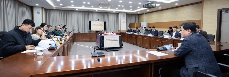 [서울=뉴시스] 김진아 기자 = 김성환 기후에너지환경부 장관이 13일 서울 서초구 한강홍수통제소에서 동서울변환소 관련 하남시 주민들과 두 번째 간담회를 주재하고 있다. (사진=기후에너지환경부 제공) 2025.12.13. photo@newsis.com *재판매 및 DB 금지