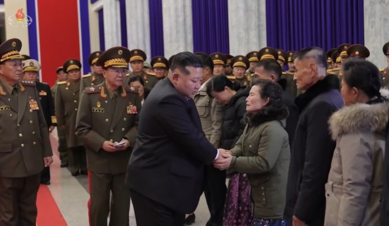 김정은 북한 노동당 총비서가 4·25 문화회관 중앙홀 '추모의 벽'에서 희생된 군인들의 유가족들을 위로하고 있다. (조선중앙TV 갈무리)