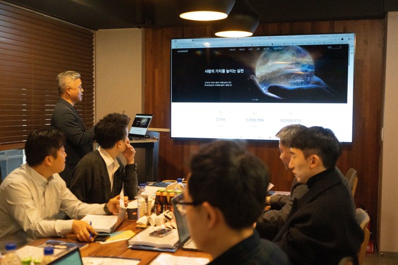 김병수 루시드프로모 대표가 서울 서초구 본사에서 회사소개를 하고 있다. (메인비즈협회 제공)