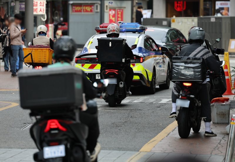 14일 금융감독원은 자동차손해배상진흥원(이하 '자배원')과 공조를 통해 손해보험사 및 공제조합 보험금을 편취한 이륜차배달원을 적발했고, 경찰 조사를 통해 검찰에 송치됐다고 밝혔다. 사진은 서울 시내에서 라이더들이 음식을 배달을 하고 있다. 2024.10.13/뉴스1 ⓒ News1 구윤성 기자