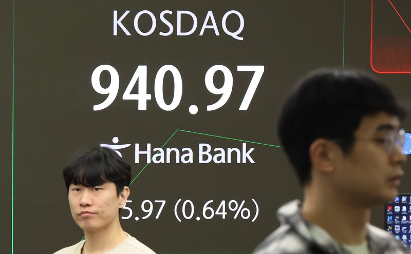 서울 중구 하나은행 딜링룸 전광판에 코스닥 시황이 표시되고 있다. 2025.12.11/뉴스1 ⓒ News1 장수영 기자