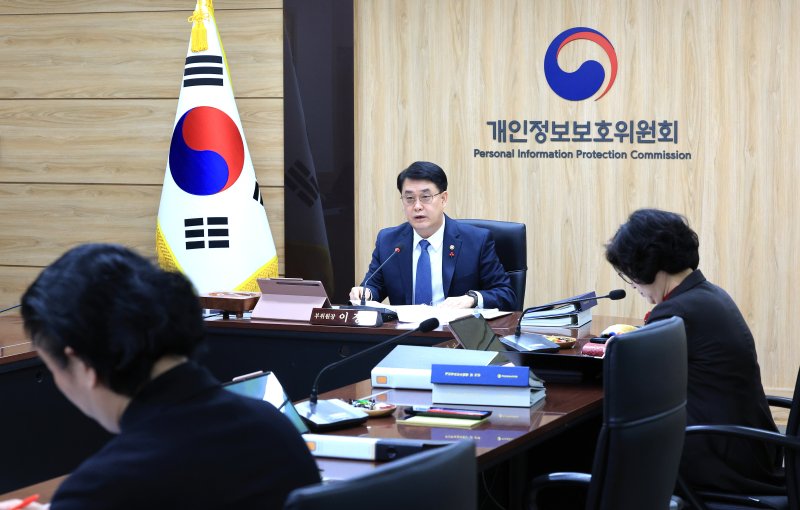 이정렬 개인정보보호위원회 부위원장이 지난달 26일 서울 종로구 정부서울청사에서 열린 개인정보보호위원회 전체회의에서 모두발언을 하고 있다. 2025.11.26/뉴스1 ⓒ News1 임세영 기자