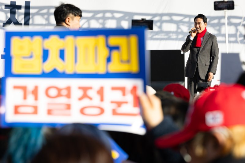 장동혁 국민의힘 대표가 1일 인천 미추홀구 주안역 앞에서 열린 민생회복 법치수호 인천 국민대회에서 연설하고 있다. 2025.12.1/뉴스1 ⓒ News1 유승관 기자