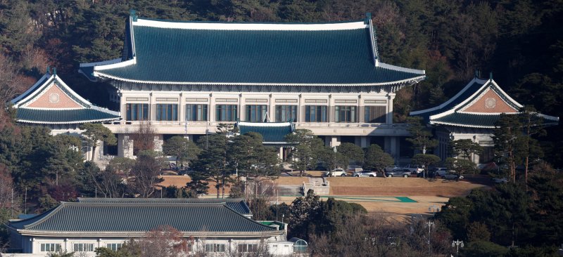 [서울=뉴시스] 추상철 기자 = 용산 대통령실의 청와대 이전을 앞둔 12일 오전 서울 종로구 청와대에서 작업자들이 건물 외부 청소를 하고 있다. 2025.12.12. scchoo@newsis.com