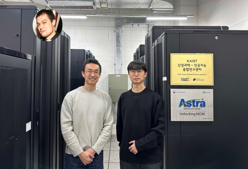 [대전=뉴시스] KAIST 뇌인지과학과 이상완 교수팀이 IBM AI 연구소와 공동연구를 통해 인간 전두엽의 독특한 정보 처리 방식을 규명, 차세대 AI 강화학습이 나아가야 할 방향을 제시했다. (왼쪽부터)KAIST 이상완 교수, 성도윤 박사과정, (상단 원안)IBM AI연구소 마티아 리고티Mattia Rigotti 박사.(사진=KAIST 제공) *재판매 및 DB 금지