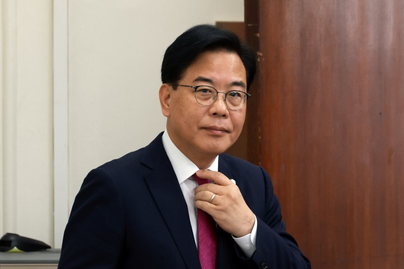 [서울=뉴시스] 고승민 기자 = 송언석 국민의힘 원내대표가 14일 서울 여의도 국회에서 현안 기자간담회를 하기 위해 회의실로 들어서고 있다. 2025.12.14. kkssmm99@newsis.com