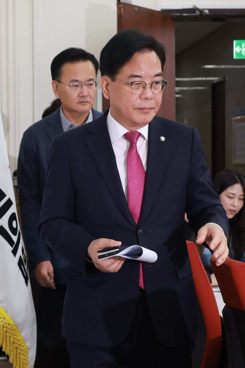 [서울=뉴시스] 고승민 기자 = 송언석 국민의힘 원내대표가 14일 서울 여의도 국회에서 현안 기자간담회를 하기 위해 회의실로 들어서고 있다. 2025.12.14. kkssmm99@newsis.com