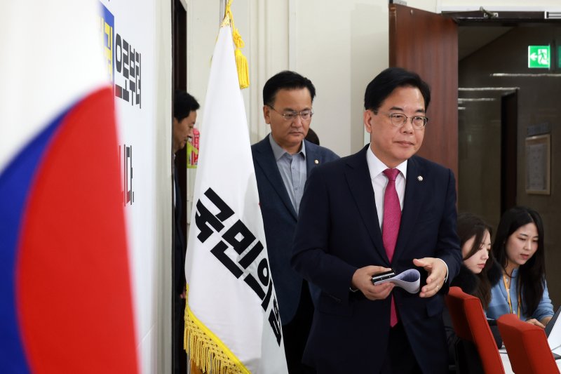 [서울=뉴시스] 고승민 기자 = 송언석 국민의힘 원내대표가 14일 서울 여의도 국회에서 현안 기자간담회를 하기 위해 회의실로 들어서고 있다. 2025.12.14. kkssmm99@newsis.com