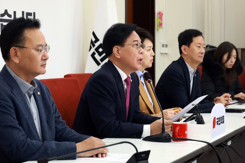 [서울=뉴시스] 고승민 기자 = 송언석 국민의힘 원내대표가 14일 서울 여의도 국회에서 현안 기자간담회를 하고 있다. 2025.12.14. kkssmm99@newsis.com