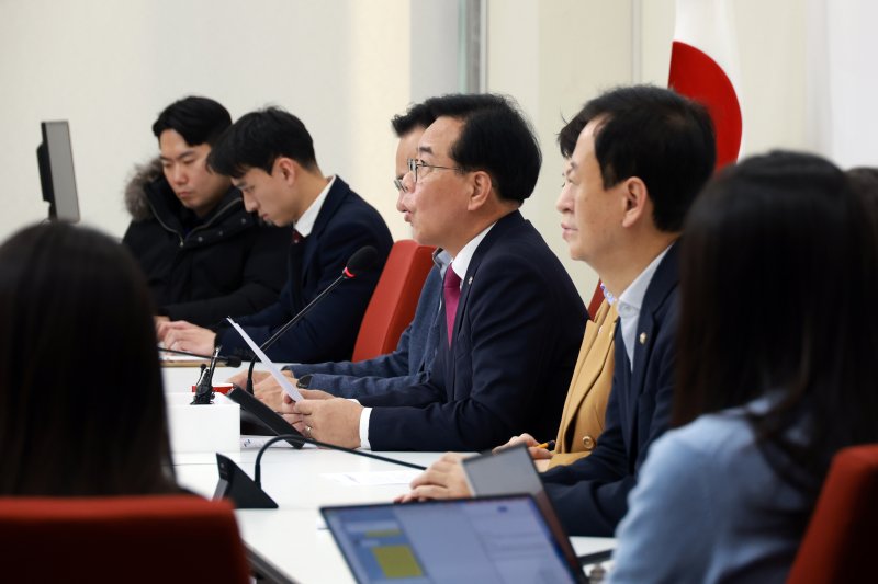 [서울=뉴시스] 고승민 기자 = 송언석 국민의힘 원내대표가 14일 서울 여의도 국회에서 현안 기자간담회를 하고 있다. 2025.12.14. kkssmm99@newsis.com