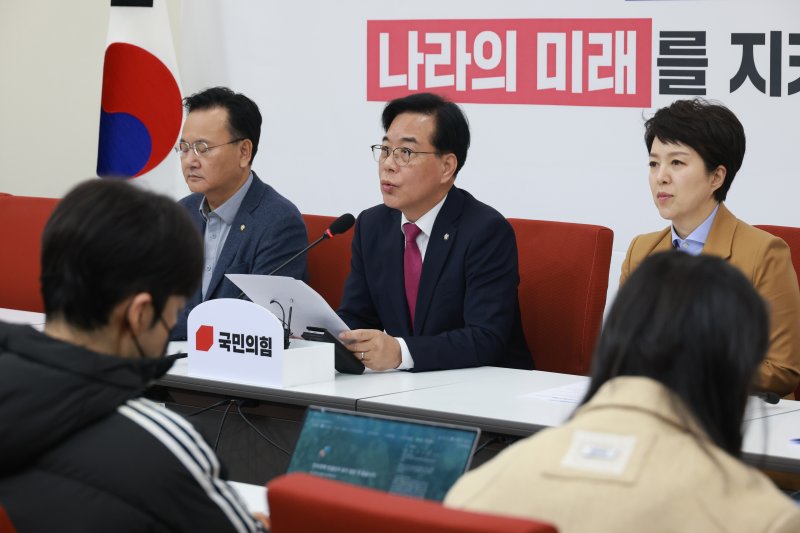 [서울=뉴시스] 고승민 기자 = 송언석 국민의힘 원내대표가 14일 서울 여의도 국회에서 현안 기자간담회를 하고 있다. 2025.12.14. kkssmm99@newsis.com