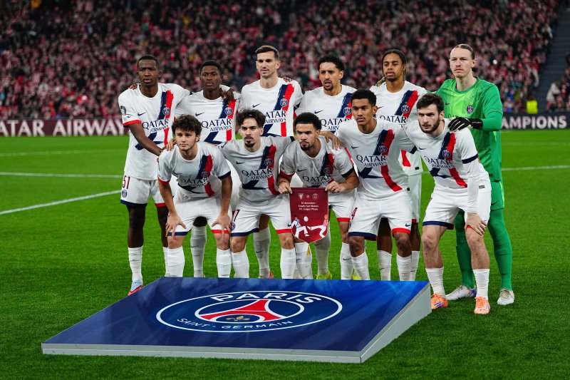[빌바오=AP/뉴시스] 파리 생제르맹(PSG, 프랑스) 선수들이 10일(현지 시간) 스페인 빌바오의 산 마메스 경기장에서 열리는 2025-26 유럽축구연맹(UEFA) 챔피언스리그(UCL) 리그 페이즈 6차전 아틀레틱 빌바오와 경기에 앞서 기념 촬영하고 있다. 이강인이 결장한 PSG는 0-0으로 비기며 3위에 자리했다. 2025.12.11.
