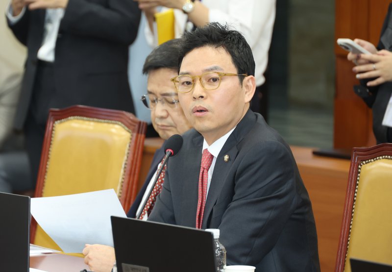 [서울=뉴시스] 고승민 기자 = 박정훈 국민의힘 의원이 지난 10월20일 서울 여의도 국회에서 열린 과학기술정보방송통신위원회의 방송미디어통신위원회 관련(YTN,TBS,연합뉴스TV) 국정감사에서 질의 시간 동안 최민희 과방위원장 등 민주 과방위원에 대한 발언을 하고 있다. 2025.10.20. kkssmm99@newsis.com