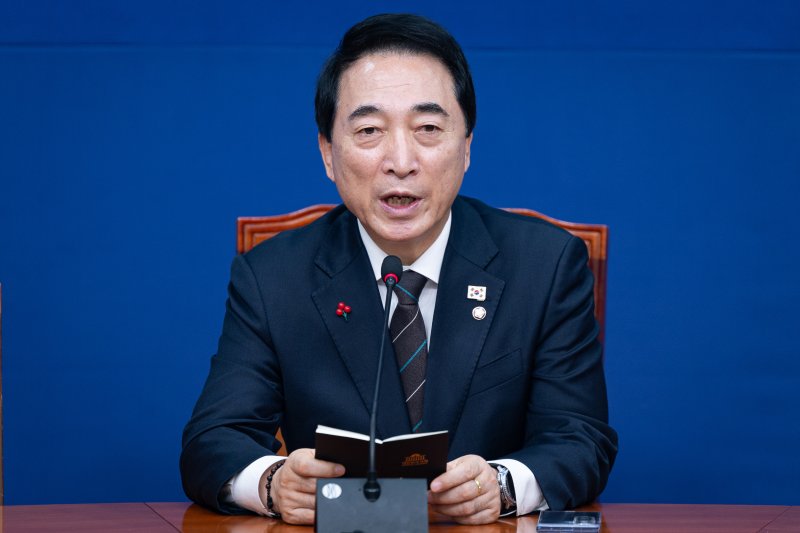 박수현 더불어민주당 수석대변인이 14일 서울 여의도 국회에서 기자간담회를 열고 모두 발언을 하고 있다. 2025.12.14/뉴스1 ⓒ News1 유승관 기자