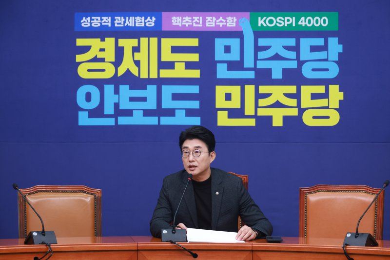 [서울=뉴시스] 고승민 기자 = 노종면 더불어민주당 의원이 14일 서울 여의도 국회에서 언론개혁특위 정보통신망법 개정안 관련 기자간담회를 하고 있다. 2025.12.14. kkssmm99@newsis.com