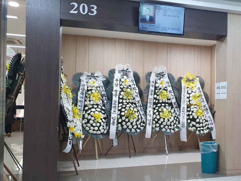 [광주=뉴시스] 이현행 기자 = 14일 오전 광주 한 장례식장에 광주대표도서관 붕괴사고 마지막 수습자인 김모(58)씨의 빈소가 마련됐다. 2025.12.14. lhh@newsis.com *재판매 및 DB 금지