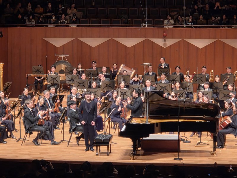 [서울=뉴시스] 조기용 기자 = 12일 서울 서초구 예술의전당에서 열린 '경기필하모닉 마스터즈 시리즈 Ⅵ-비창'에서 피아니스트 조성진이 오케스트라와 라흐마니노프의 '파가니니 주제에 의한 광시곡'을 협연했다. 2025.12.14. excuseme@newsis.com