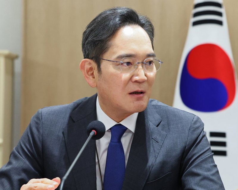 [서울=뉴시스] 고범준 기자 = 이재용 삼성전자 회장이 16일 서울 용산 대통령실 청사에서 열린 한미 관세협상 후속 민관 합동회의에서 발언하고 있다. (대통령실통신사진기자단) 2025.11.16. bjko@newsis.com