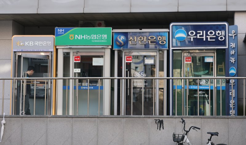 주담대 막히니 믿을 건 마통…5대은행 잔액 41조, 3년만에 최대 (서울=연합뉴스) 류영석 기자 = 주택담보대출 한도 감소로 인한 '풍선 효과'로 주요 시중은행의 마이너스통장(신용 한도대출) 사용액이 약 3년 만에 최대 규모로 증가한 가운데 14일 서울 시내 한 시중 은행 ATM 모습. 이날 금융권에 따르면 5대 은행(KB·신한·하나·우리 NH농협)의 11일 기준 개인 마이너스통장 잔액은 40조7천582억원으로 집계됐다. 이 통계는 실제로 사용된 마이너스통장 대출의 잔액으로, 11월 말(40조837억원) 이후 불과 열흘 남짓에 6천