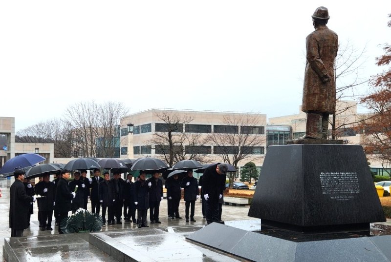 [포항=뉴시스] 송종욱 기자 = 포항시 장상길 부시장과 간부 공무원, 포항시의회 김일만 의장과 의장단이 지난 12일 고(故) 청암 박태준 포스코 명예회장 서거 14주기를 맞아 포스텍 노벨동산에 있는 청암 박태준 동상을 찾아 헌화하고 참배하고 있다. (사진=포항시 제공) 2025.12.14. photo@newsis.com
