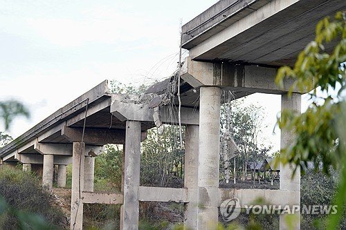 태국 포격으로 무너진 캄보디아 다리 (출처=연합뉴스)