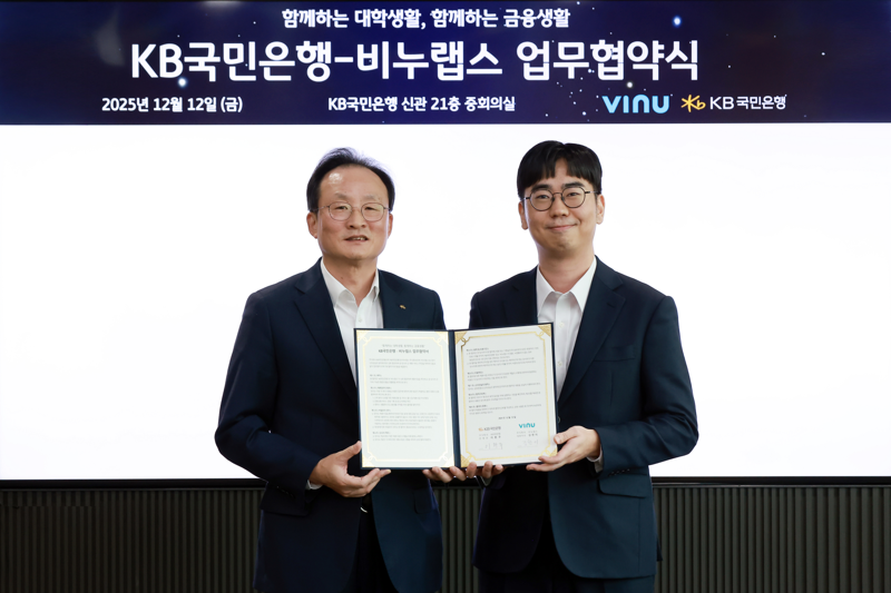 이환주 KB국민은행장(왼쪽)과 김한이 비누랩스 대표이사가 지난 12일 서울 여의도 KB국민은행 신관에서 업무협약을 체결한 뒤 기념촬영을 하고 있다. KB국민은행 제공