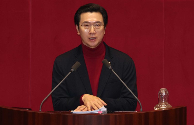 [서울=뉴시스] 조성봉 기자 = 강민국 국민의힘 의원이 13일 오후 서울 여의도 국회에서 열린 본회의에서 은행법 일부개정법률안에 대한 무제한토론(필리버스터)을 하고 있다. 2025.12.13. suncho21@newsis.com