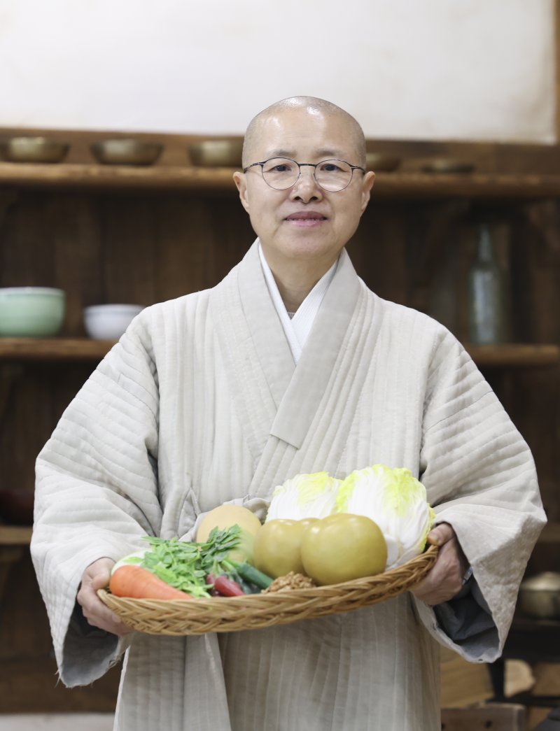 [서울=뉴시스] 김근수 기자 = 선재스님이 12일 서울 종로구 한국사찰음식문화체험관에서 뉴시스와 인터뷰를 마치고 기념촬영을 하고 있다. 2025.12.12. ks@newsis.com
