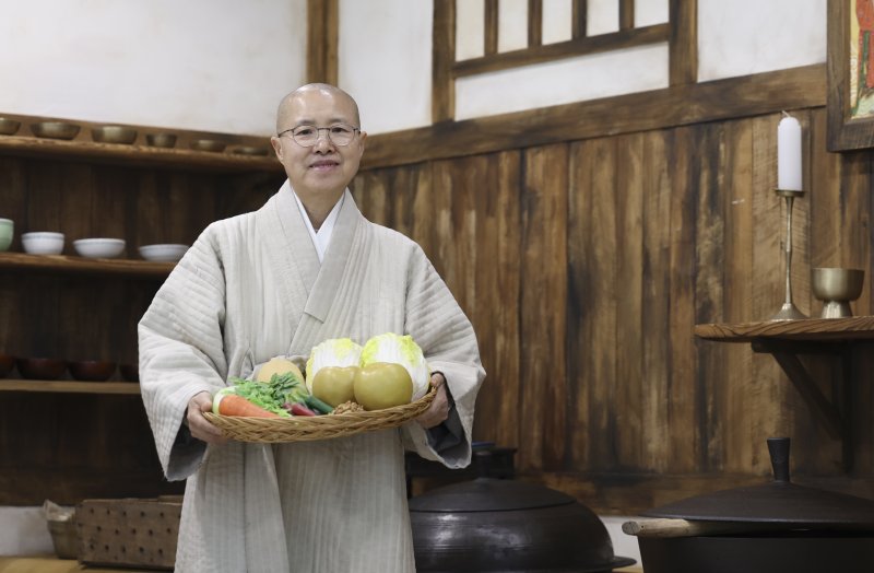[서울=뉴시스] 김근수 기자 = 선재스님이 12일 서울 종로구 한국사찰음식문화체험관에서 뉴시스와 인터뷰를 마치고 기념촬영을 하고 있다. 2025.12.12. ks@newsis.com
