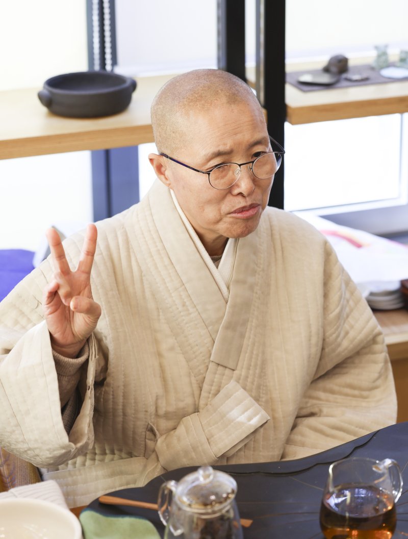 [서울=뉴시스] 김근수 기자 = 선재스님이 12일 서울 종로구 한국사찰음식문화체험관에서 뉴시스와 인터뷰를 하고 있다. 2025.12.12. ks@newsis.com