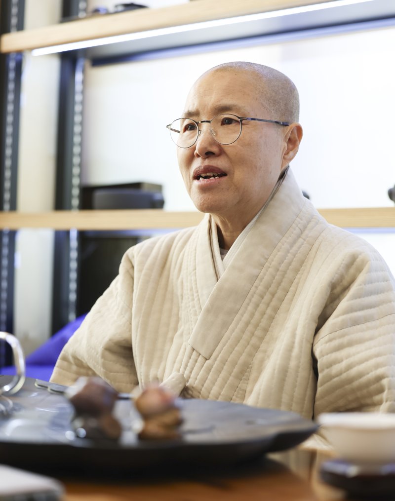 [서울=뉴시스] 김근수 기자 = 선재스님이 12일 서울 종로구 한국사찰음식문화체험관에서 뉴시스와 인터뷰를 하고 있다. 2025.12.12. ks@newsis.com