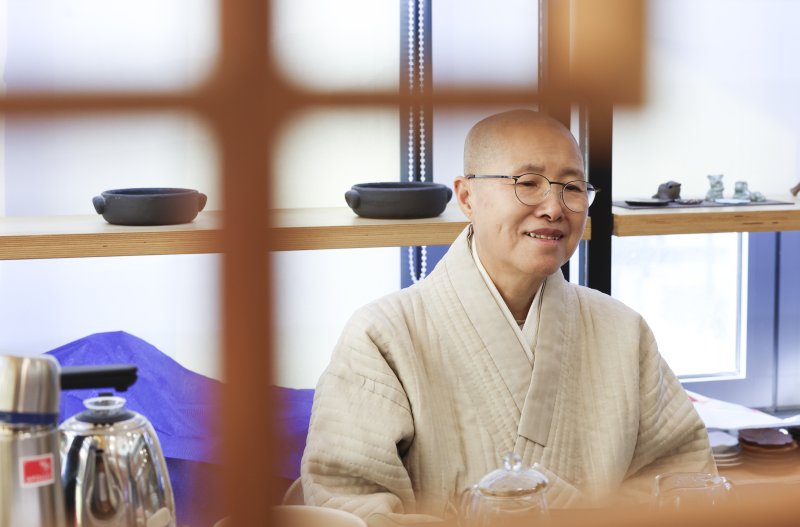 [서울=뉴시스] 김근수 기자 = 선재스님이 12일 서울 종로구 한국사찰음식문화체험관에서 뉴시스와 인터뷰를 하고 있다. 2025.12.12. ks@newsis.com