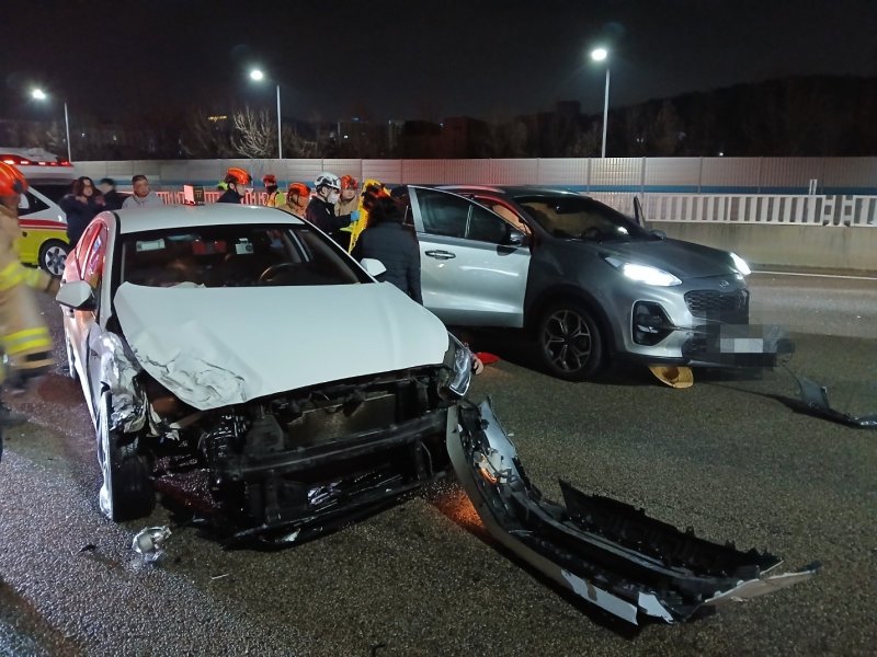 14일 인천경찰청 고속도로순찰대 등에 따르면 이날 오전 4시 48분쯤 인천시 중구 인천공항고속도로 인천공항 방향 2㎞ 지점 3차로에서 택시가 앞서가던 스포티지 차량을 들이받았다.(인천소방본부 제공. 재배포 및 DB금지)2025.12.14/뉴스1