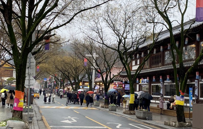 14일 전북 전주한옥마을 내 태조로 인근을 산책하는 관광객들. 2025.12.14/뉴스1 문재욱 기자