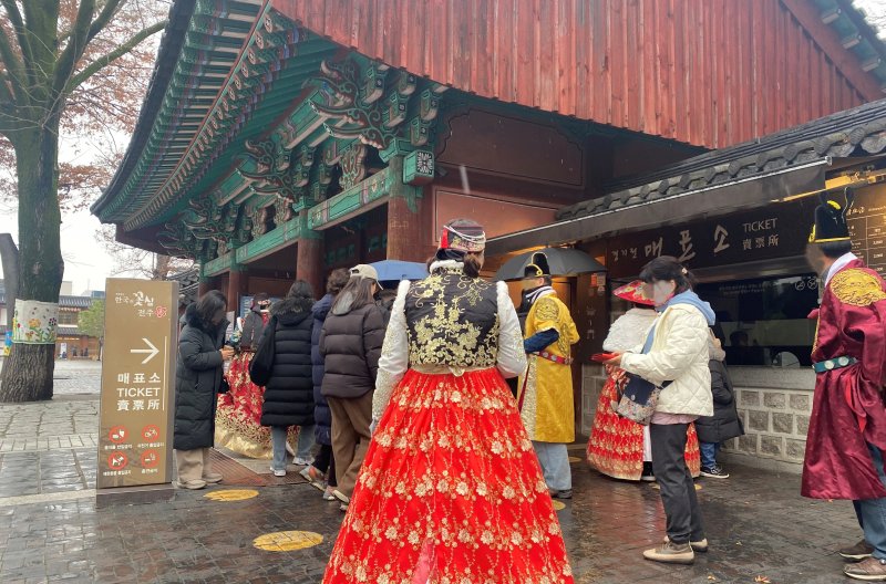 14일 전북 전주한옥마을 내 경기전 매표소 앞에 관광객들이 입장을 기다리고 있다. 2025.12.14/뉴스1 문재욱 기자