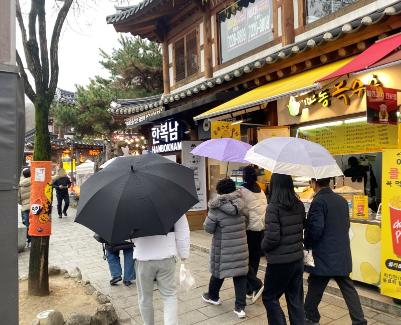 14일 전북 전주한옥마을 인근을 산책하는 관광객들. 2025.12.14/뉴스1 문재욱 기자