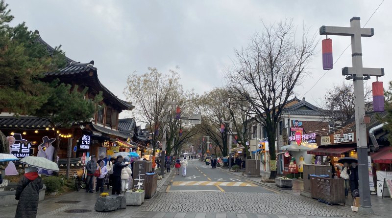 14일 전북 전주한옥마을 내 태조로 인근을 산책하는 관광객들. 2025.12.14/뉴스1 문재욱 기자