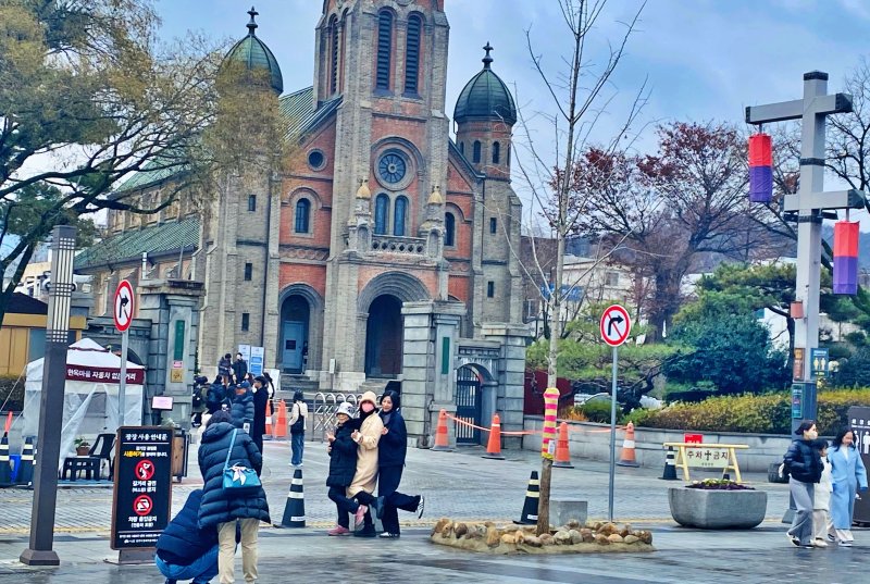 14일 전북 전주한옥마을 내 전동성당 앞에서 관광객들이 사진촬영을 하고 있다. 2025.12.14/뉴스1 문재욱 기자