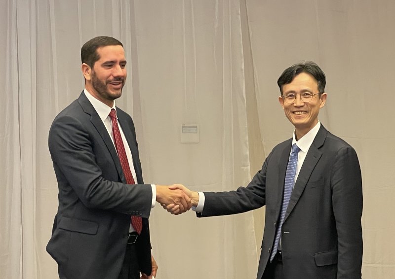 김진해 외교부 CARICOM(카리브공동체) 정부대표가 9일 로베르토 루케 인프라교통부 장관을 만난 모습. (사진=외교부 제공) 2025.12.14. *재판매 및 DB 금지