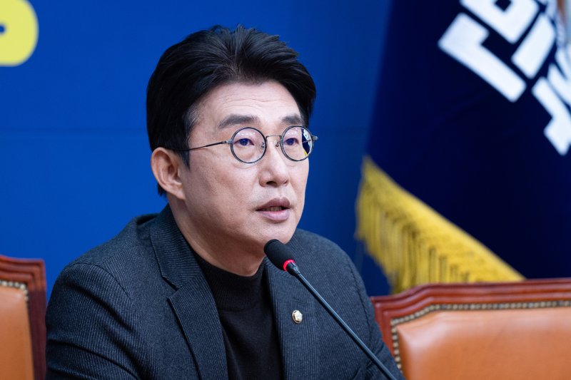 더불어민주당 언론개혁특별위원회 간사인 노종면 의원이 14일 서울 여의도 국회에서 열린 정보통신망법 개정안 기자설명회에서 모두 발언을 하고 있다. 2025.12.14/뉴스1 ⓒ News1 유승관 기자