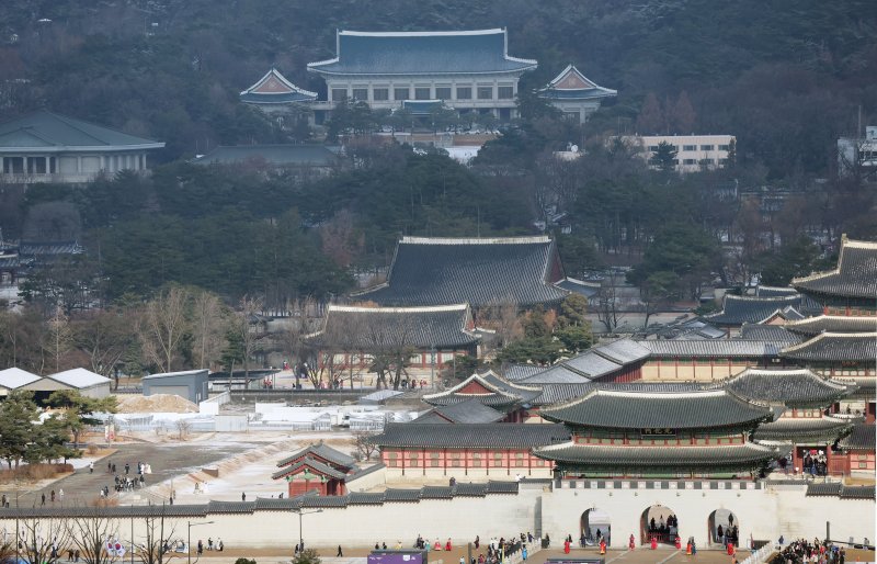 용산 대통령 집무실을 청와대로 이전하는 작업이 성탄절 이전에 마무리 될 것으로 알려진 가운데 14일 서울 종로구 청와대 본관에 흰 눈이 덮여 있다. 2025.12.14/뉴스1 ⓒ News1 오대일 기자