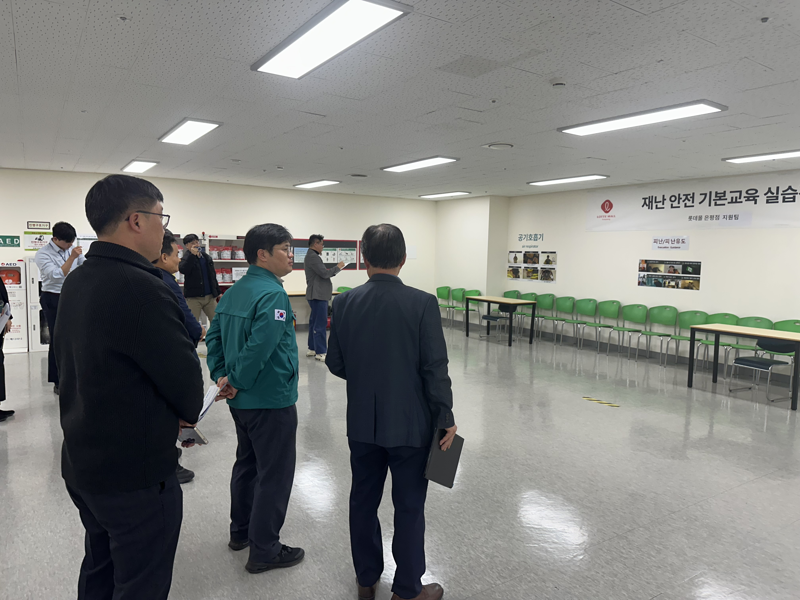 이성은 서울시 재난안전기획관이 지난 11일 지하연계 복합건축물인 롯데몰 은평점에서 재난발생시 대피할 수 있는 ‘피난안전구역’의 설치·운영 실태를 점검하고 있다 서울시 제공