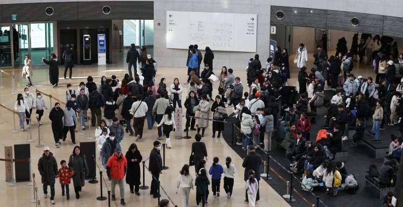 [서울=뉴시스] 김선웅 기자 = 14일 서울 용산구 국립중앙박물관에서 방문 600만 명 돌파 이후 첫 주말을 맞아 관람객들이 박물관 내부를 관람하고 있다.국립중앙박물관은 지난 12월 11일 오후 2시 기준으로 1945년 개관 이후 79년 만에 연간 관람객 600만 명을 돌파하고 루브르, 바티칸, 영국박물관에 이어 세계 4위 방문객 수를 기록했다고 밝혔다. 2025.12.14. mangusta@newsis.com